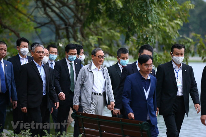 组图:日本首相菅义伟在还剑湖走路锻炼身体 ảnh 7 组图:日本首相菅义伟在还剑湖走路锻炼身体 ảnh 7