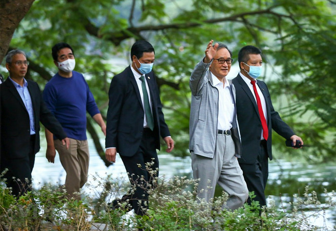 组图:日本首相菅义伟在还剑湖走路锻炼身体 ảnh 6 组图:日本首相菅义伟在还剑湖走路锻炼身体 ảnh 6