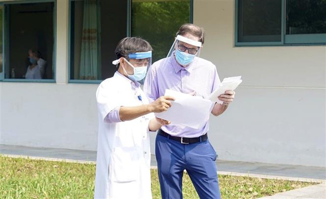 新冠肺炎疫情:在承天顺化省接受治疗的英国新冠肺炎患者已治愈出院 ảnh 1 新冠肺炎疫情:在承天顺化省接受治疗的英国新冠肺炎患者已治愈出院 ảnh 1