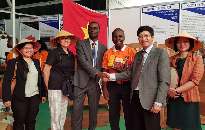 越南产品在第55届马普托国际博览会上颇受参观者的关注 ảnh 2