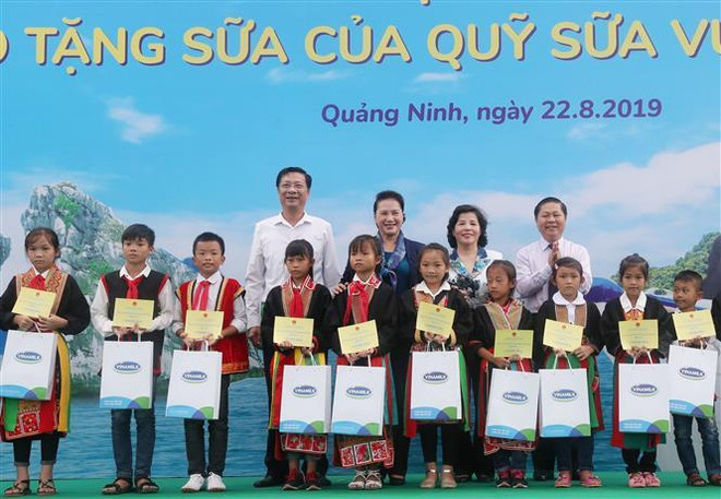 国会主席阮氏金银慰问广宁省山区的少数民族同胞 ảnh 2 国会主席阮氏金银慰问广宁省山区的少数民族同胞 ảnh 2