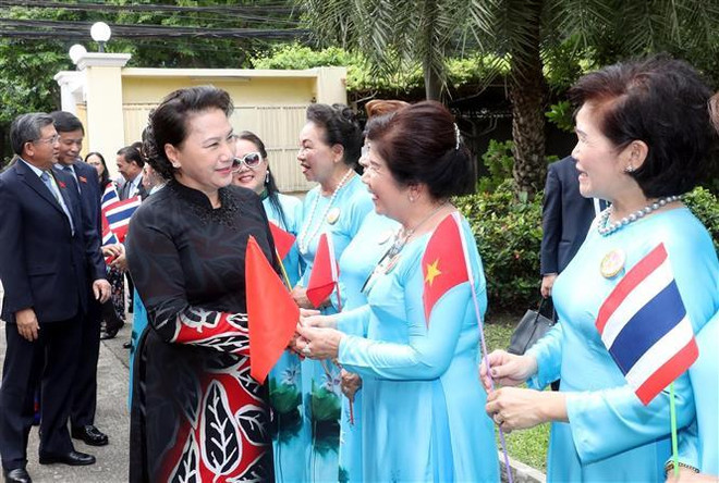 越南国会主席阮氏金银造访越南驻泰国大使馆 与大使馆工作人员和旅泰越南人交谈 ảnh 2