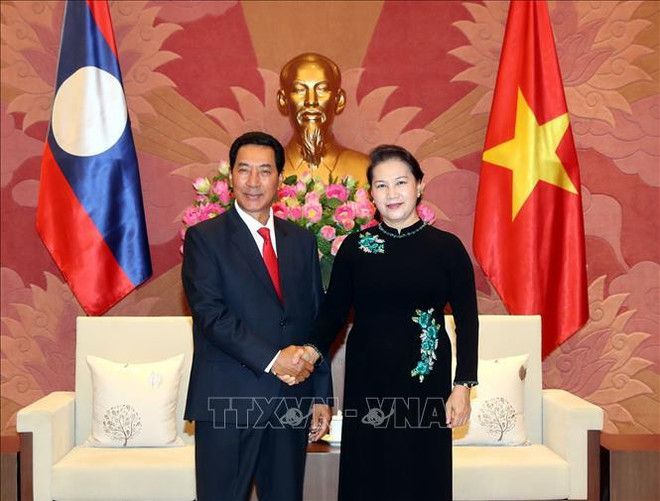 越南国会主席阮氏金银会见老挝国会副主席本邦∙布达纳冯 ảnh 1 越南国会主席阮氏金银会见老挝国会副主席本邦∙布达纳冯 ảnh 1