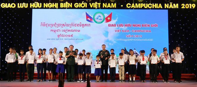 2019年越柬边境友好交流座谈会在安江省举行 ảnh 3 2019年越柬边境友好交流座谈会在安江省举行 ảnh 3