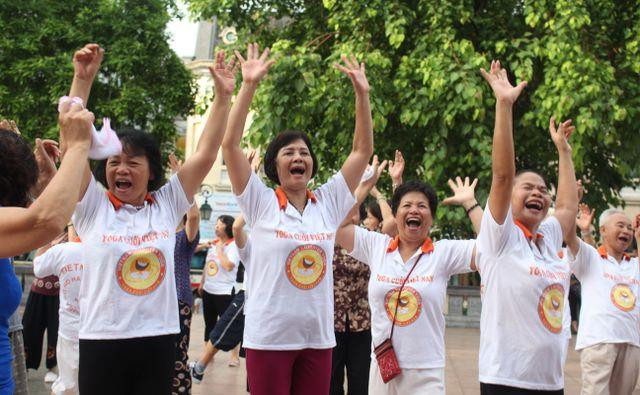 爱笑瑜伽：保持身体和精神健康的良好方式 ảnh 1