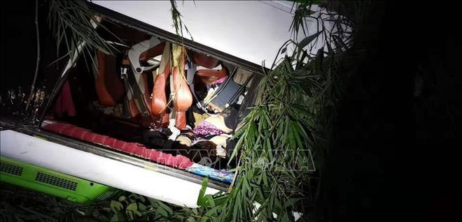 载有中国游客大巴在老挝发生严重车祸 多人伤亡 ảnh 1