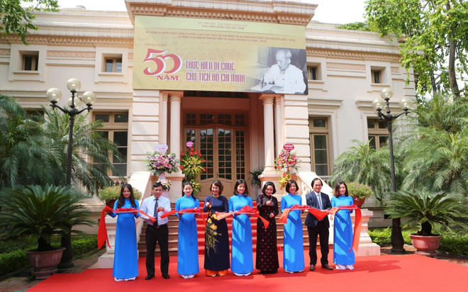 “胡志明主席遗嘱执行50周年”资料展在国家图书馆开幕 ảnh 1 “胡志明主席遗嘱执行50周年”资料展在国家图书馆开幕 ảnh 1