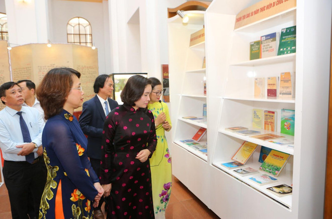 “胡志明主席遗嘱执行50周年”资料展在国家图书馆开幕 ảnh 2 “胡志明主席遗嘱执行50周年”资料展在国家图书馆开幕 ảnh 2