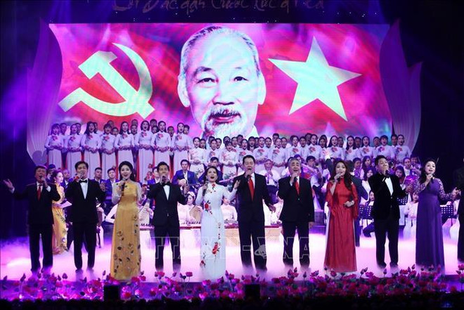 “胡伯伯离世之前的嘱咐”文艺晚会在河内大剧院举行 ảnh 2 “胡伯伯离世之前的嘱咐”文艺晚会在河内大剧院举行 ảnh 2