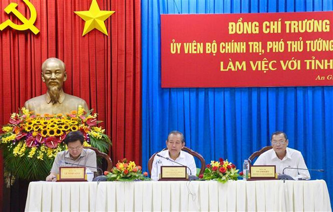 政府副总理张和平视察安江省河岸塌方情况 ảnh 1 政府副总理张和平视察安江省河岸塌方情况 ảnh 1