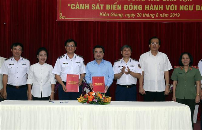 越南海警同坚江省渔民同行 ảnh 1 越南海警同坚江省渔民同行 ảnh 1