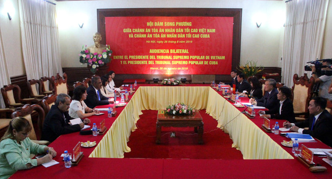 越南国会副主席杜伯巳会见古巴最高人民法院院长 ảnh 2