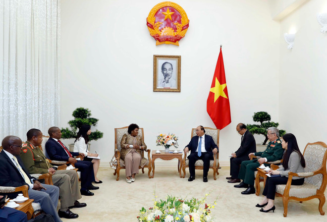 阮春福总理会见南非国防部部长诺西维薇·马皮萨·恩卡库拉 ảnh 1 阮春福总理会见南非国防部部长诺西维薇·马皮萨·恩卡库拉 ảnh 1