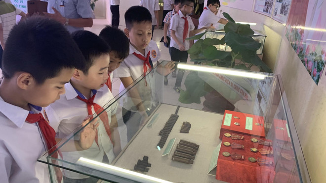 胡志明主席遗嘱执行50周年图片展在海阳省举行 ảnh 1 胡志明主席遗嘱执行50周年图片展在海阳省举行 ảnh 1