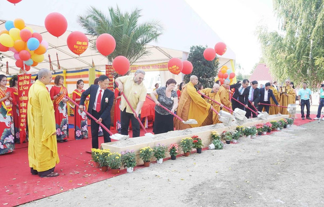 旅居捷克越南僧尼和佛家弟子隆重举行永严寺奠基动工仪式 ảnh 1