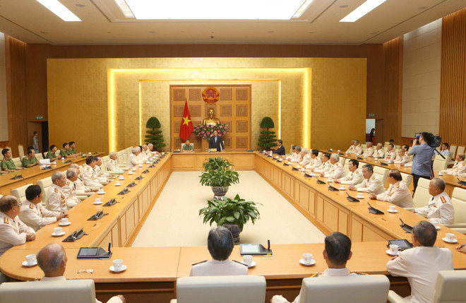 越南政府总理阮春福会见抗美救国时期支援南方战地公安干部联络部代表团 ảnh 1