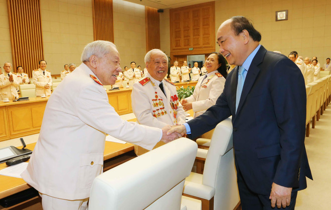 越南政府总理阮春福会见抗美救国时期支援南方战地公安干部联络部代表团 ảnh 2