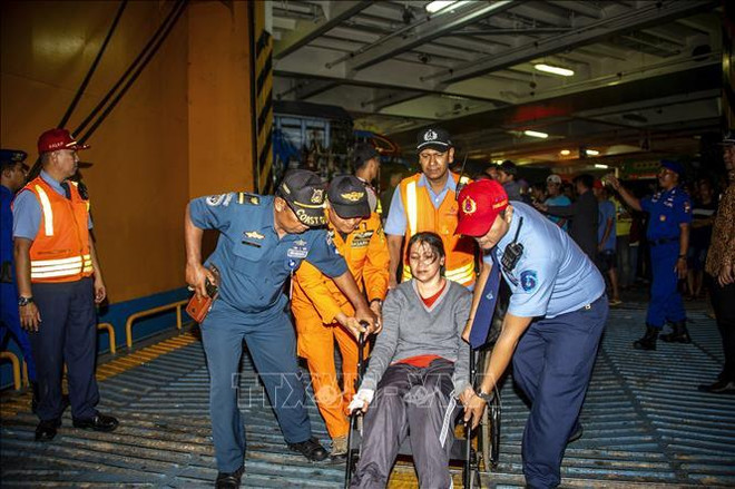 印尼东爪哇省一渡轮失火已致4人死亡30多人失踪 ảnh 1 印尼东爪哇省一渡轮失火已致4人死亡30多人失踪 ảnh 1