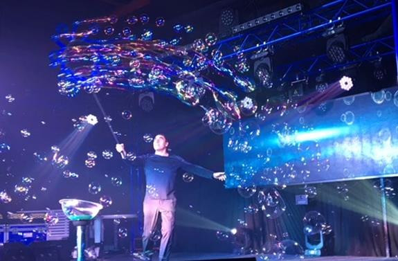  世界顶级泡泡艺术家让越南儿童感受到艺术的快乐 ảnh 1