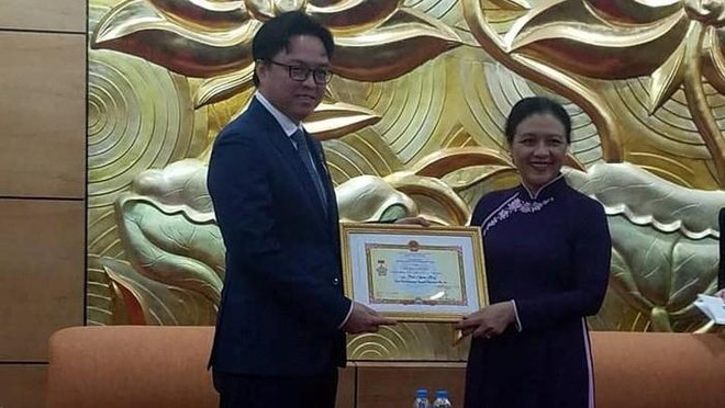 柬埔寨驻越南大使荣获“致力于各民族和平友谊”纪念章 ảnh 1 柬埔寨驻越南大使荣获“致力于各民族和平友谊”纪念章 ảnh 1