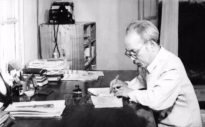 《胡志明与希望越南和平的信件》一书在意大利出版发行 ảnh 1