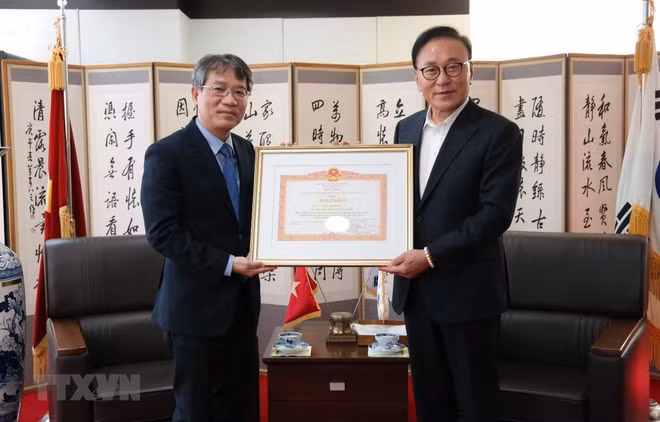 向越南驻韩国釜山-庆尚南道地区名誉总领事授予政府总理奖状 ảnh 1