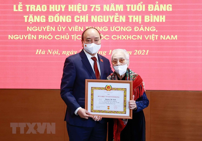 越南国家主席阮春福向原国家副主席阮氏萍授予75年党龄纪念章 ảnh 2 越南国家主席阮春福向原国家副主席阮氏萍授予75年党龄纪念章 ảnh 2