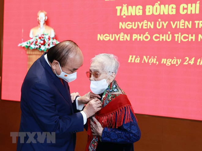 越南国家主席阮春福向原国家副主席阮氏萍授予75年党龄纪念章 ảnh 1 越南国家主席阮春福向原国家副主席阮氏萍授予75年党龄纪念章 ảnh 1