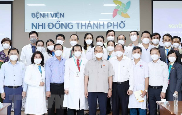 越南国家主席阮春福走访胡志明市儿童医院 ảnh 1 越南国家主席阮春福走访胡志明市儿童医院 ảnh 1