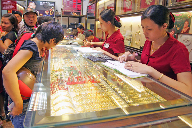10月12日上午越南国内黄金价格每两接近5800万越盾 ảnh 1