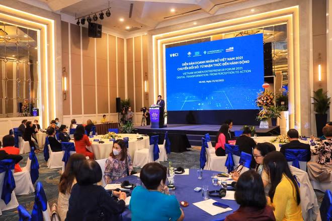 越南国家副主席武氏映春出席2021年越南女性商人论坛 ảnh 1