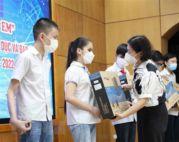 向线上学习条件困难的学生提供资金和设备援助 ảnh 2 向线上学习条件困难的学生提供资金和设备援助 ảnh 2