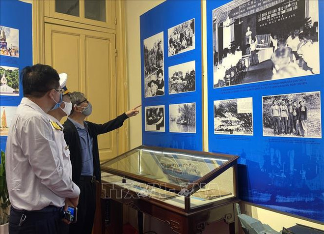“海岛和海军战士—海上胡志明小道传统”展览会开幕 ảnh 2  “海岛和海军战士—海上胡志明小道传统”展览会开幕 ảnh 2
