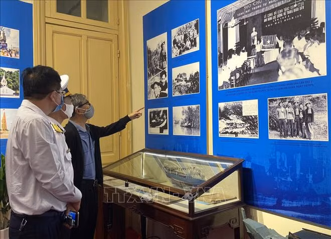 “海岛和海军战士—海上胡志明小道传统”展览会开幕 ảnh 2 “海岛和海军战士—海上胡志明小道传统”展览会开幕 ảnh 2
