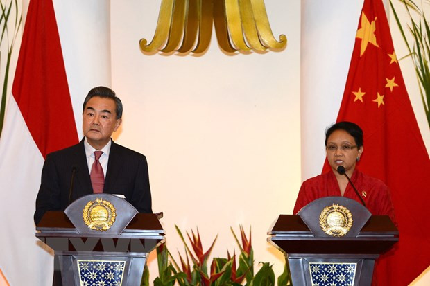 中国外长王毅与印尼外长蕾特诺就缅甸问题通电话 ảnh 1