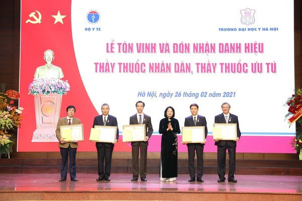 越南国家副主席邓氏玉盛向5名医生授予“人民医师”称号 ảnh 1 越南国家副主席邓氏玉盛向5名医生授予“人民医师”称号 ảnh 1