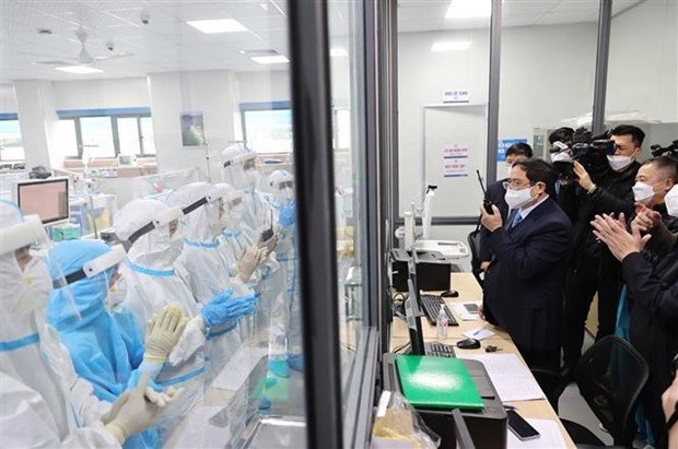 政府总理范明政实地检查河内市公安和医务人员春节值班工作 ảnh 2