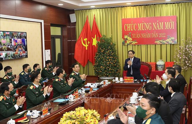 越南政府总理范明政向防控空军军种拜年并视察工作 ảnh 1 越南政府总理范明政向防控空军军种拜年并视察工作 ảnh 1