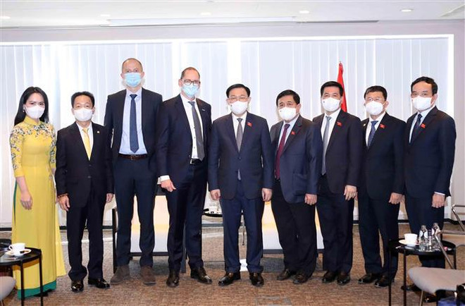 越南国会主席王廷惠会见欧洲各大集团代表 ảnh 2