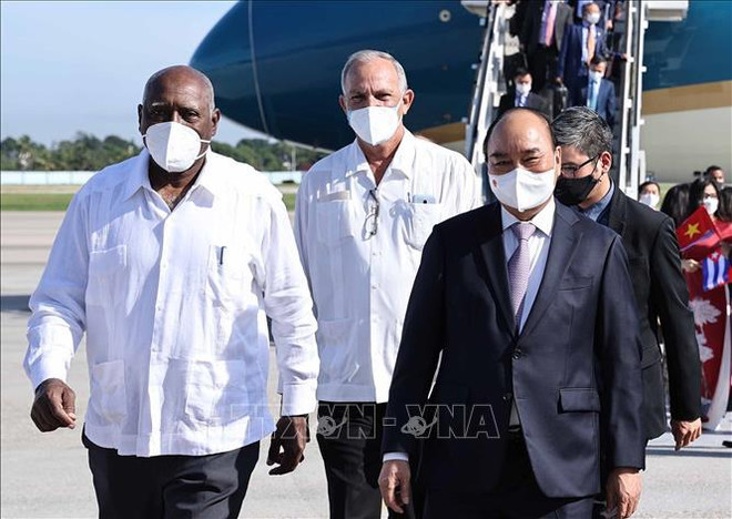 越南国家主席阮春福抵达哈瓦那 开始对古巴进行正式友好访问 ảnh 2  越南国家主席阮春福抵达哈瓦那 开始对古巴进行正式友好访问 ảnh 2