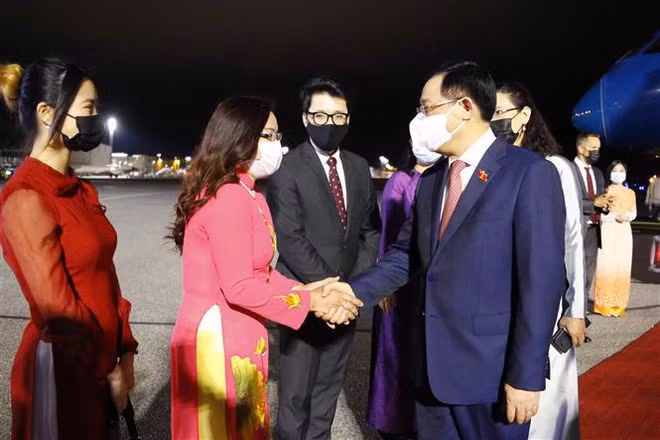 越南国会主席王廷惠抵达赫尔辛基 开始对芬兰共和国进行正式访问 ảnh 1 越南国会主席王廷惠抵达赫尔辛基 开始对芬兰共和国进行正式访问 ảnh 1