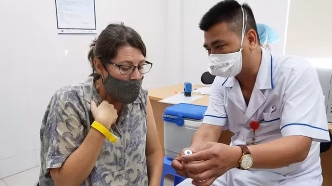 新冠疫苗接种:越南人、外国人一视同仁 ảnh 1 新冠疫苗接种:越南人、外国人一视同仁 ảnh 1