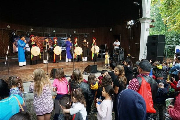 越南传统文化在2021 年捷克色彩星球文化节上大放异彩 ảnh 1