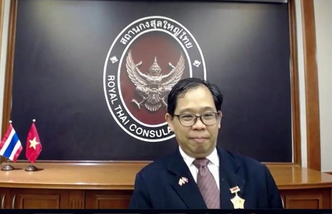 泰国驻胡志明市总领事荣获“致力于各民族和平友谊” 纪念章 ảnh 1 泰国驻胡志明市总领事荣获“致力于各民族和平友谊” 纪念章 ảnh 1
