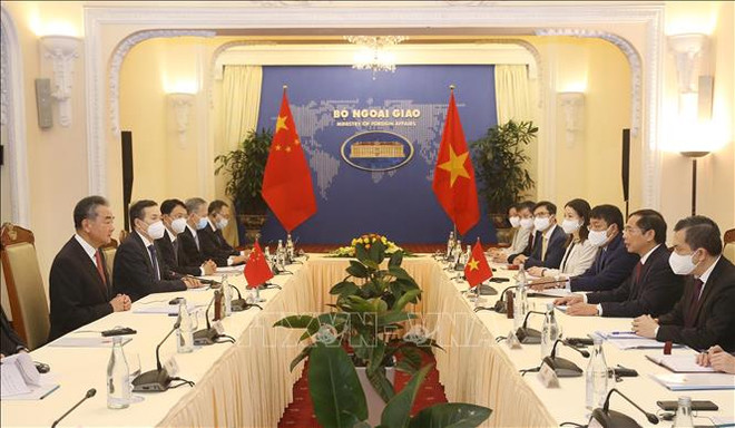 越南外交部长裴青山与中国国务委员、外交部长王毅举行会谈 ảnh 2