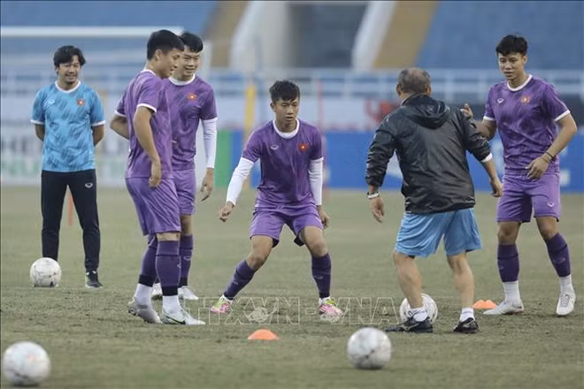 2022年三菱电机杯：越南国足队为半决赛第二回合比赛做好准备 ảnh 1
