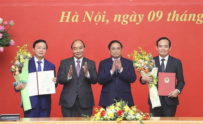越南国家主席阮春福向两位新任副总理颁发任命书 ảnh 1 越南国家主席阮春福向两位新任副总理颁发任命书 ảnh 1
