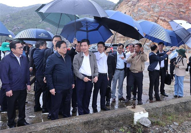 政府总理范明政对富安省部分重点工程进行实地检查 ảnh 1