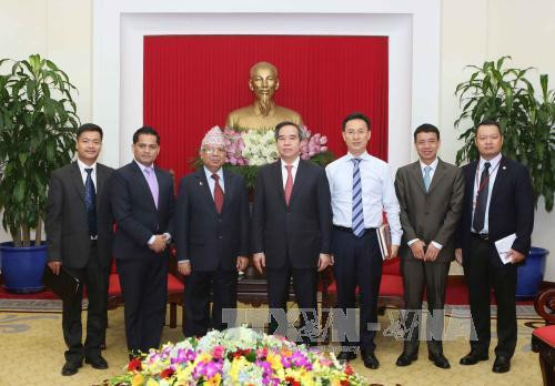 越共中央经济部部长阮文平会见尼泊尔共产党（联合马列）代表团 ảnh 2