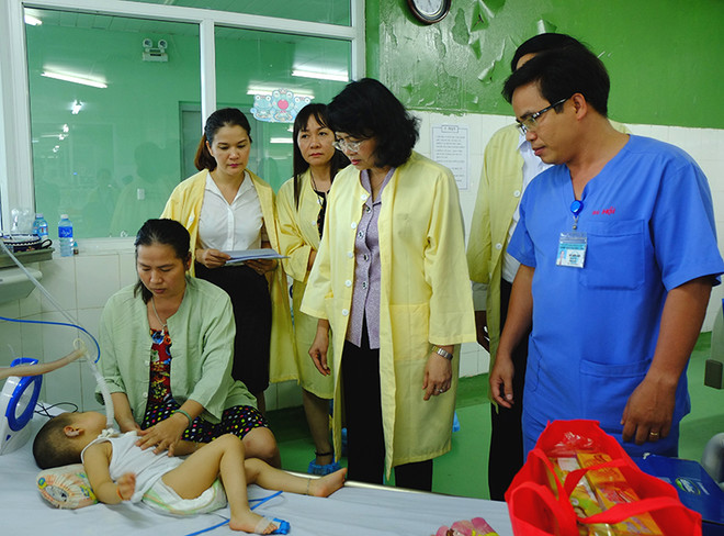 越南国家副主席邓氏玉盛走访慰问岘港市困难患儿 ảnh 1 越南国家副主席邓氏玉盛走访慰问岘港市困难患儿 ảnh 1